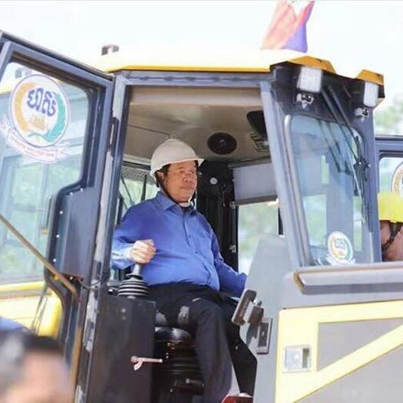 رئيس الوزراء الكمبودي هون سن يختبر شانتوي بلدوزر